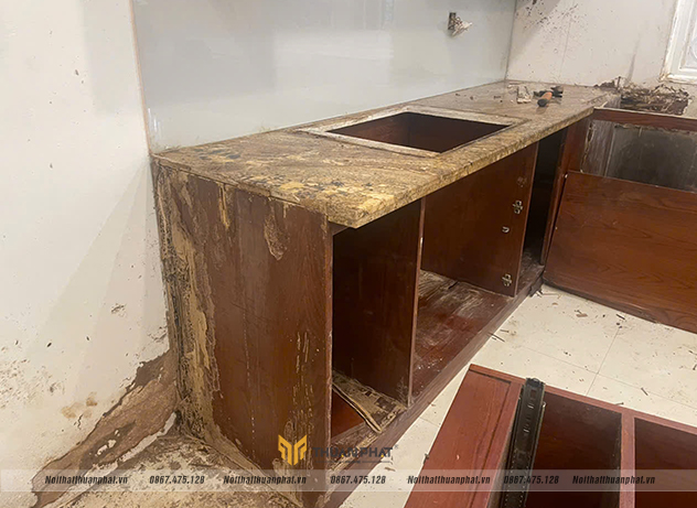 tủ bếp gỗ tự nhiên ảnh hưởng bởi độ ẩm và môi trường bếp Việt